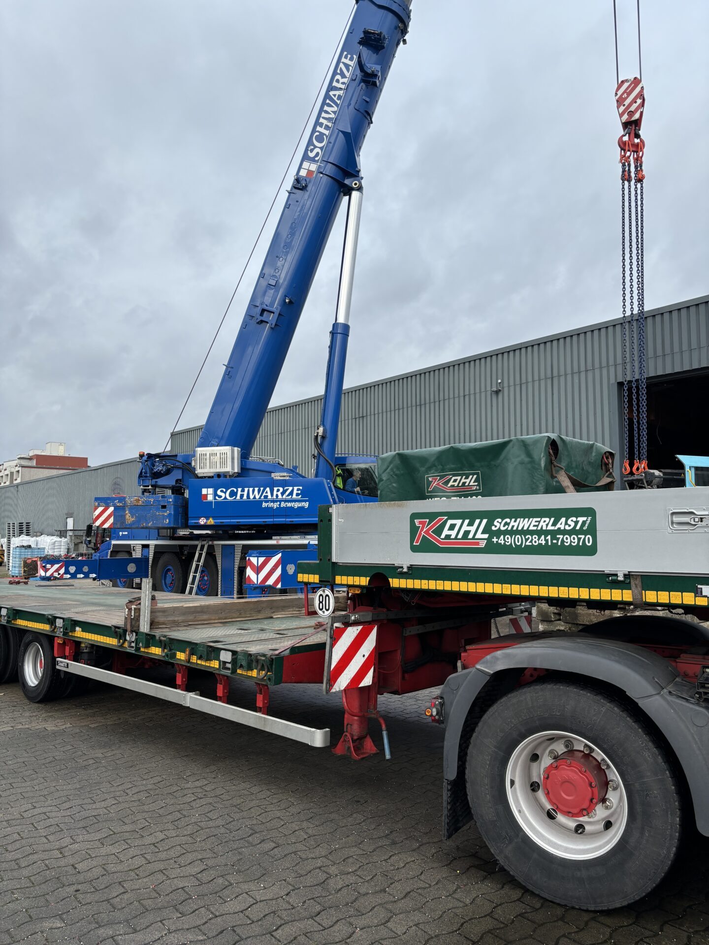 In einer Region, in der Schwerlasttechnik oft Mangelware ist, schließen wir die Lücke – mit moderner und leistungsstarker Transporttechnik.